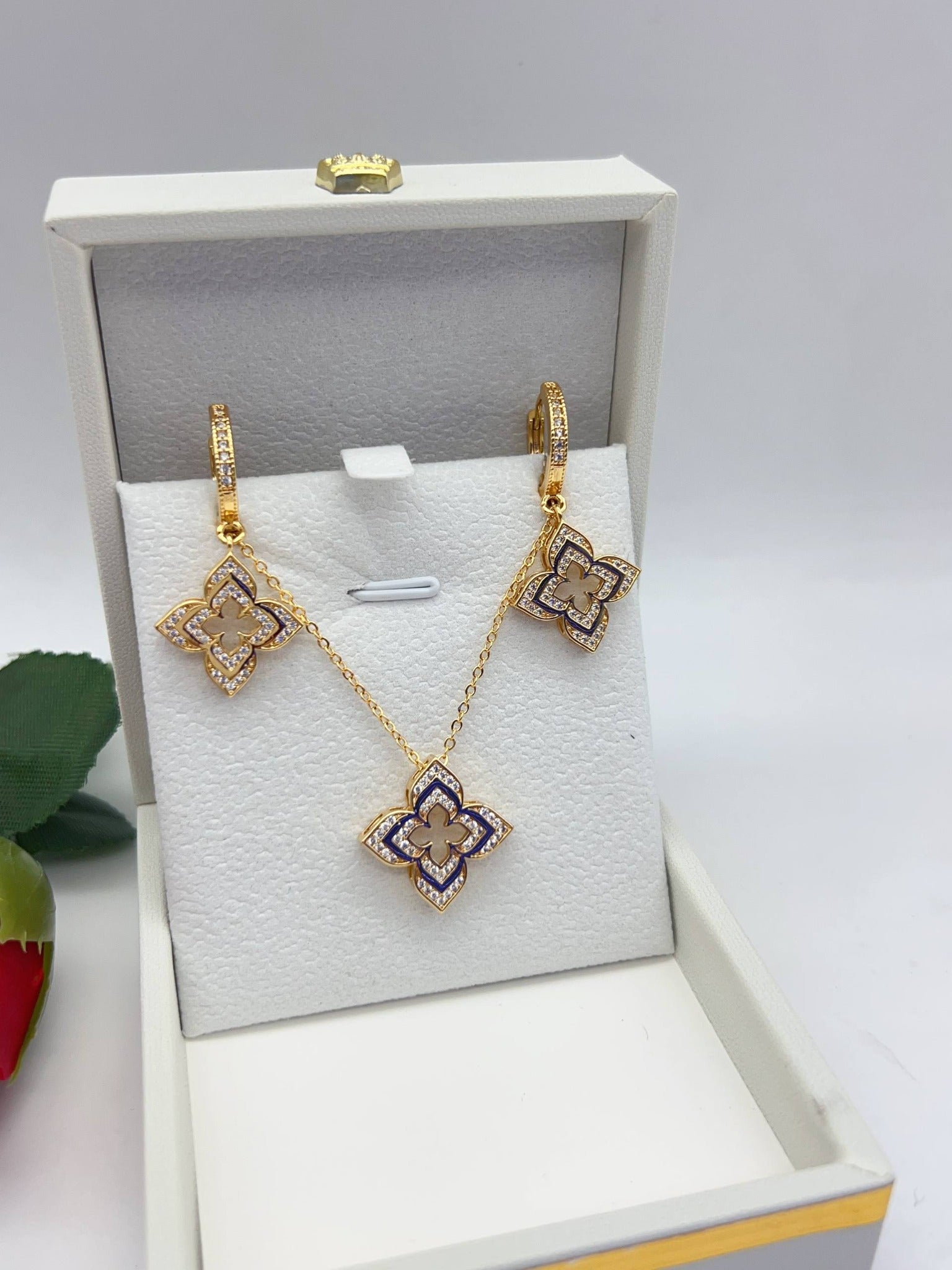 Elegant Clover Jewelry Set – Necklace & Earrings