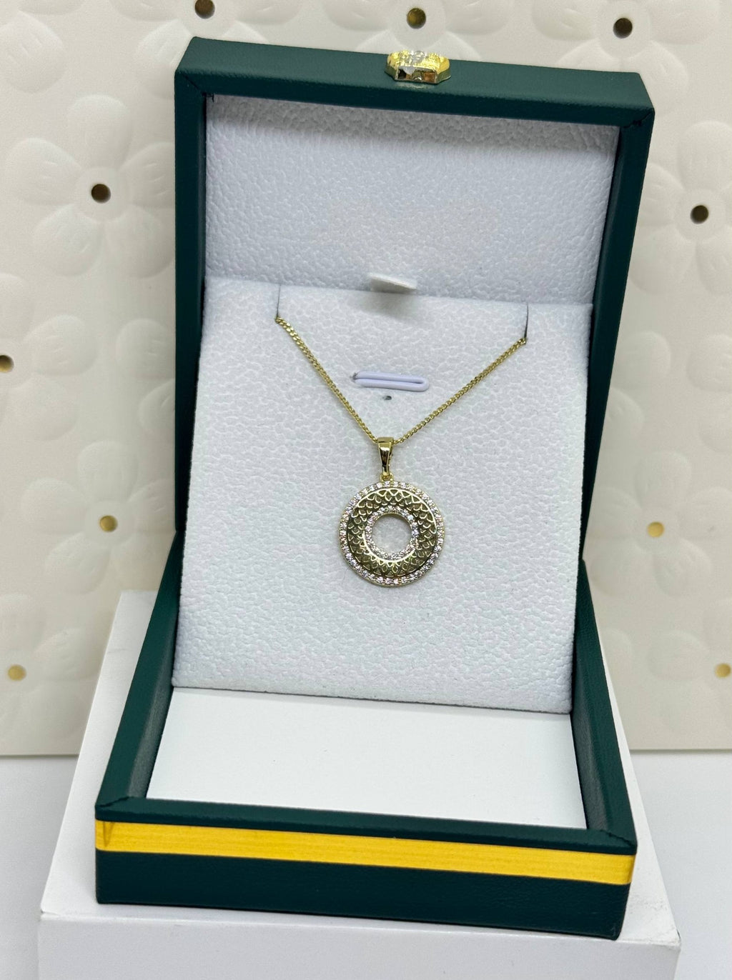 Elegant Circle Pattern Pendant Necklace