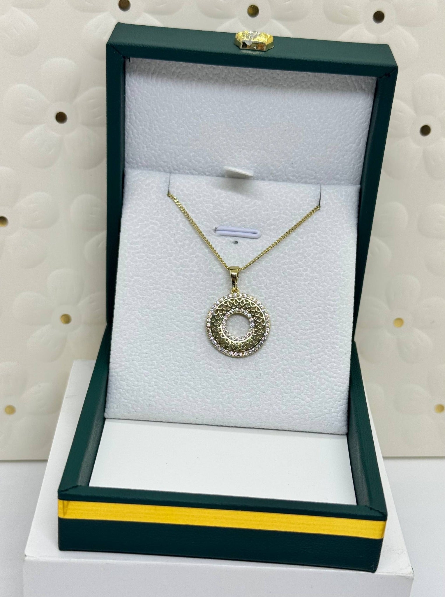 Elegant Circle Pattern Pendant Necklace